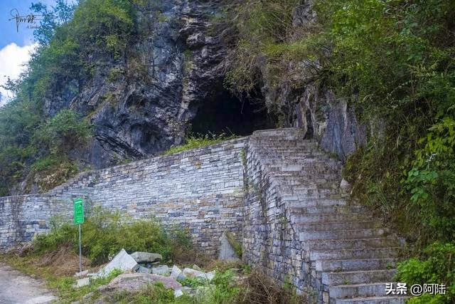 在湘西靠近贵州的大山深处有个天然溶洞，冬暖夏凉却“无用途”