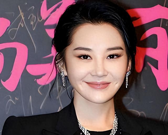 她一生 “风流成性	、老少通吃”，撩汉无数，现如今56岁却依旧单身