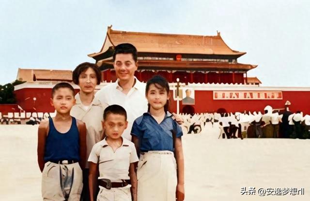 1968年	，39岁的李鹏和夫人与儿女在天安门广场留下了珍贵的合影