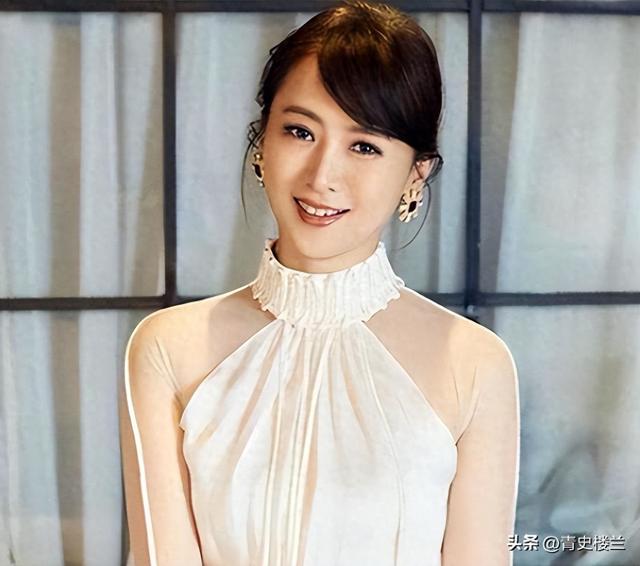 她出身清华大学，因拍三级片与父母决裂，如今再不让女儿进娱乐圈