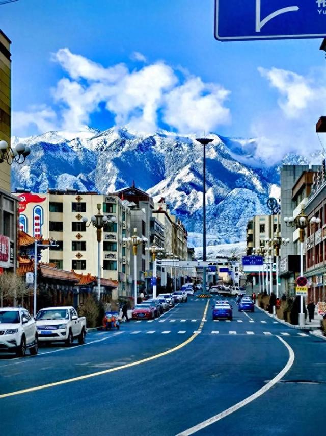 肃南秘境：祁连山下的小城藏着比张掖更野的丹霞与守护雪山的民族