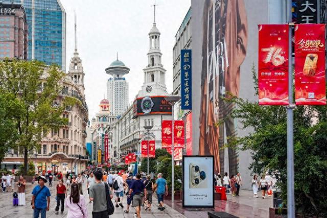 卷皮、卷馅、卷创意，南京路步行街从“购物目的地”到“城市文化体验场”
