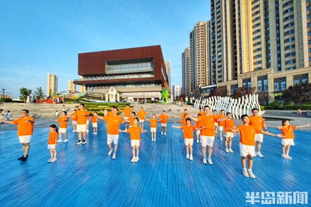 “爱在青岛的街头”快闪上演，老青少三代用歌舞燃动夏日