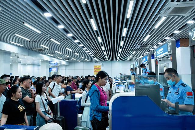 广西东兴口岸本年度验放出入境旅客总量突破500万