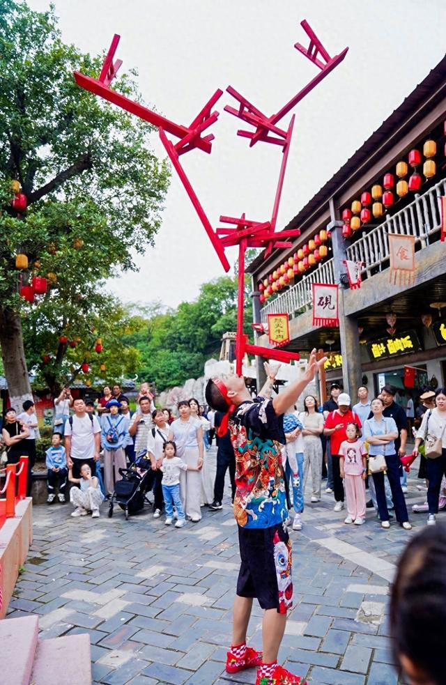 木兰草原假期两度获央视报道，“火树银花不夜天”给游客沉浸式体验