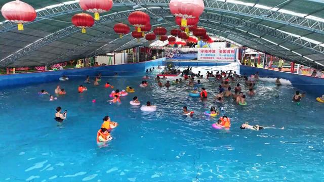 北碚：高温持续“烤”验 市民扎堆水上乐园觅清凉