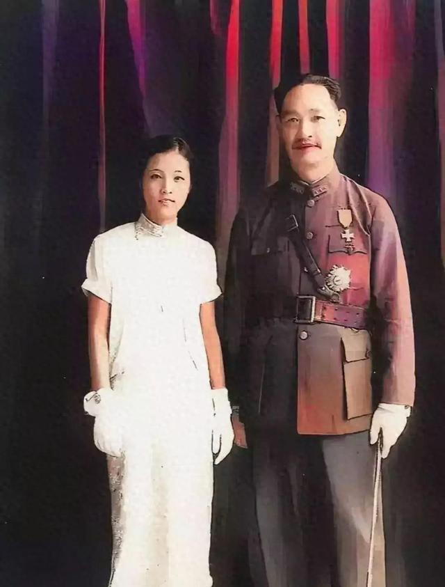 17岁嫁54岁将军，婚后32年怀孕16次，死后葬在八宝山，她是谁？