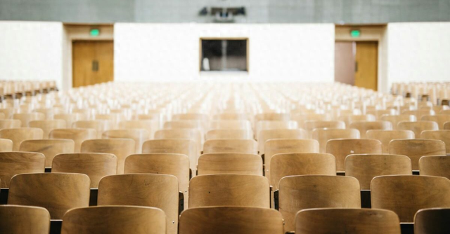 大学老师，为何“贷款上班”？