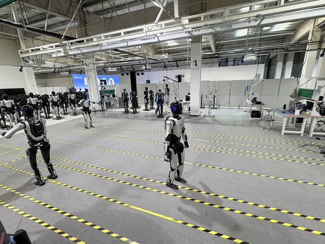 下线5000台机器人，智元迈过量产临界点