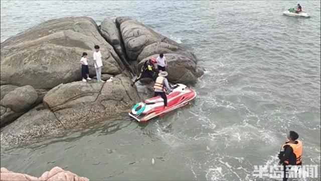 三名小游客被困礁石，金沙滩景区工作人员破浪营救