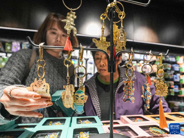 新时代中国调研行之文化中华｜文物的“新展厅”：三星堆文创潮玩的出圈密码