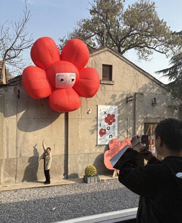 晴好周末 西安市民惬意游逛西仓市集文创公园