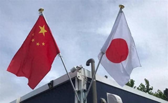 人民日报敲钟声，高市早苗开始付出代价，俄也下场了，日本遭夹击