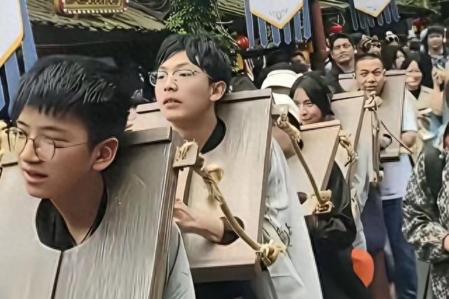 浙江杭州宋城景区，游客花280元坐囚车游街示众，网友说带薪坐牢