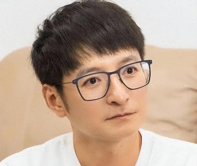 从主持人到“精神病”	，49岁无妻无子的李维嘉，给不婚人士提了醒