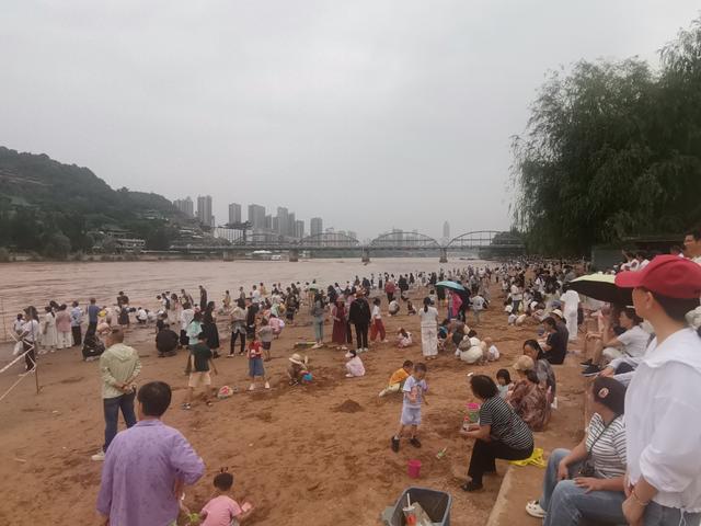 “最佳避暑旅游城市”兰州迎来暑期旅游热潮