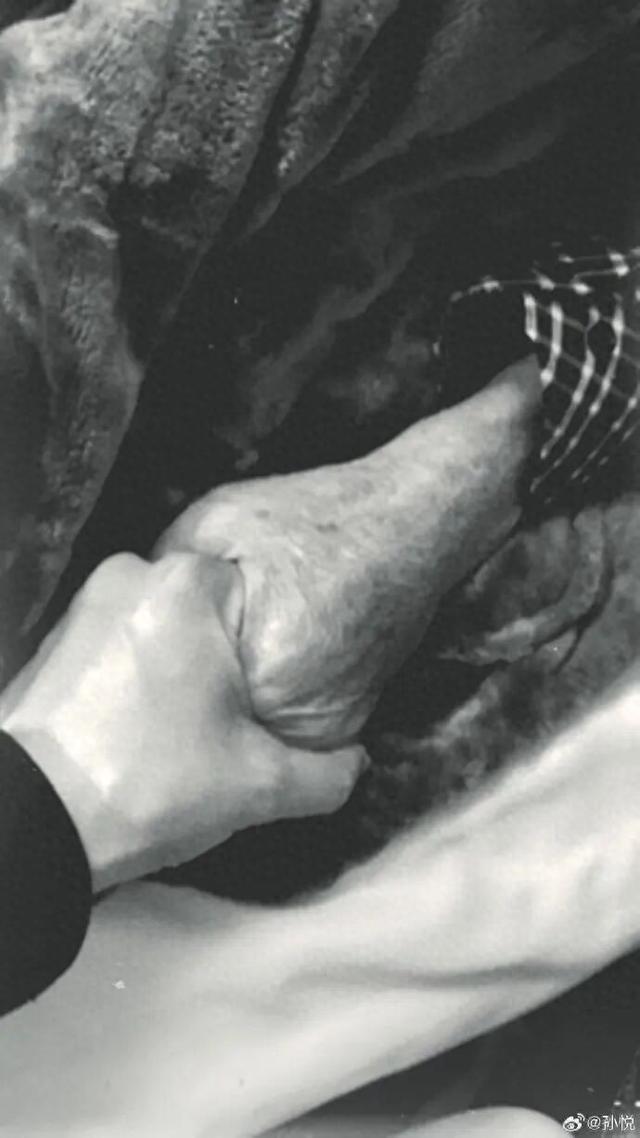 歌手孙悦突然取消演出，网友：节哀