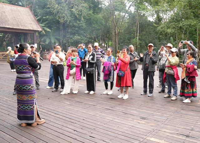 西盟：佤部落周末乐 “香”约佤山 果“力”全开