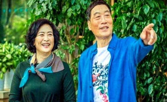 没想到他就是许娣老公，结婚40年甘当家庭煮夫，地位比许娣还高