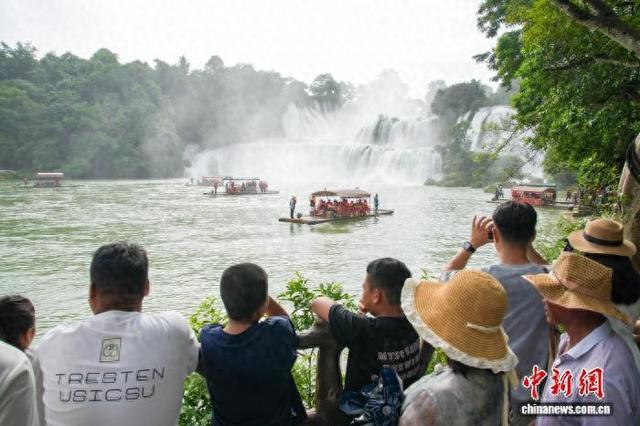 抓住暑假尾巴 中国首个跨境旅游合作区游人如织