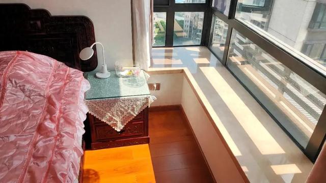 男子回家发现窗外被恶邻装了4台空调，邻居：敢拆就闹个鸡犬不宁