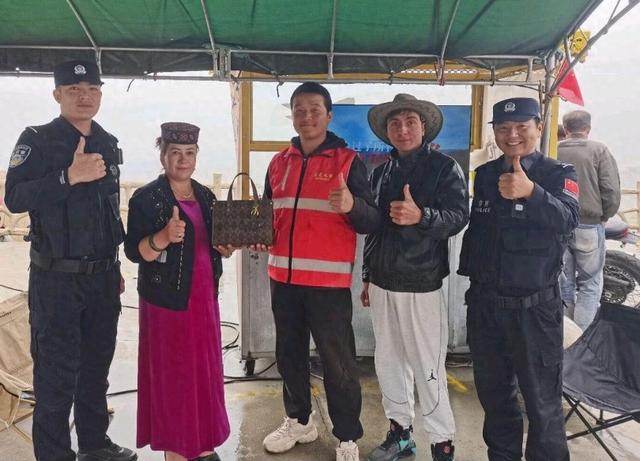 金秋时节 帕米尔高原“枫”警正美