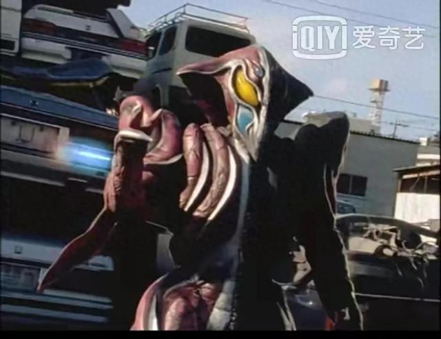 照顾奥特曼游戏（超级必杀怪兽德玛卡古把戴拿打的浑身是伤）