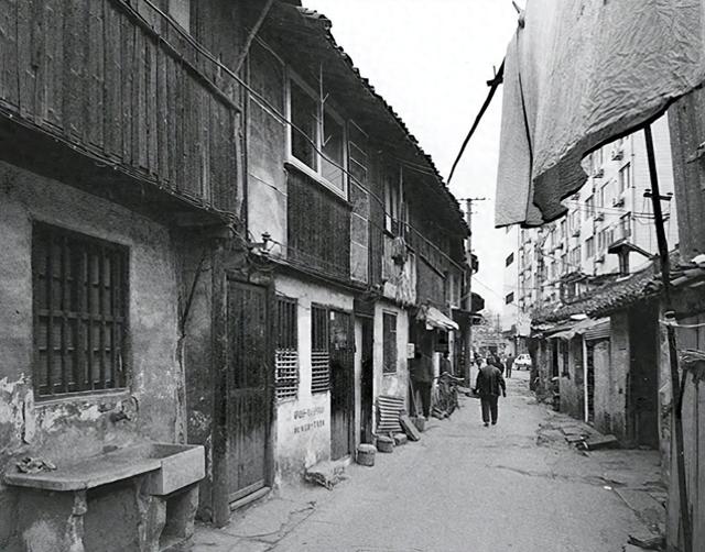 1946年，地下党开会时突然听到小贩大喊卖糖，会议负责人：快撤退