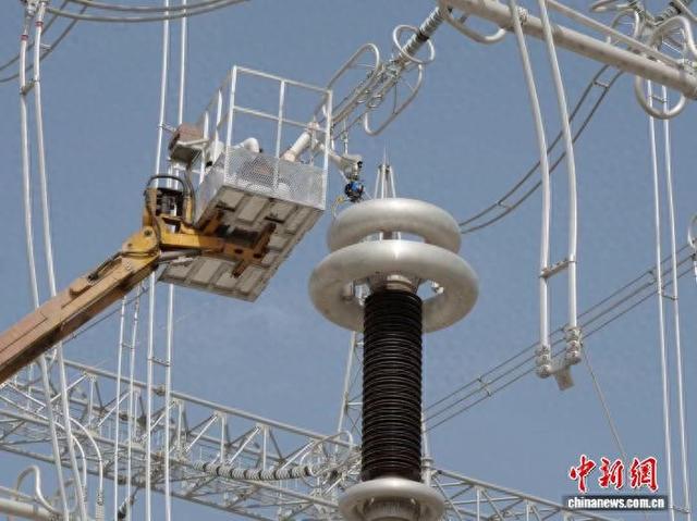 超高压互感器接线机器人在新疆“上岗”