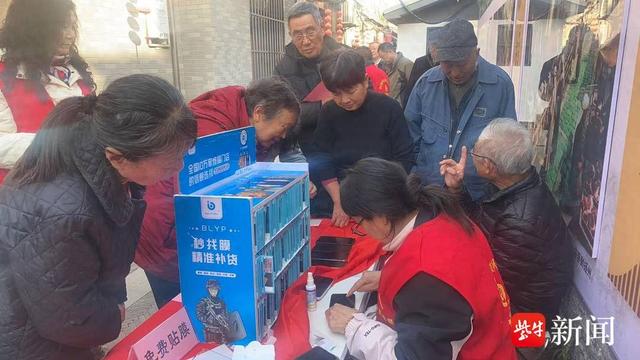 这条蕴含“老黄牛”精神的古巷，举办的热闹集市被游客居民点赞