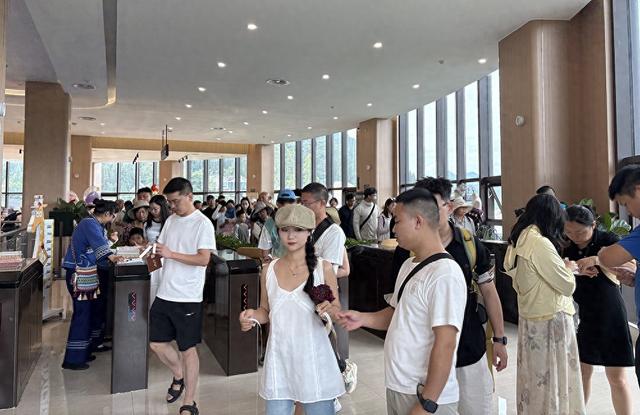 兴义：万峰林暑期游人如织 多元业态赢花式点赞