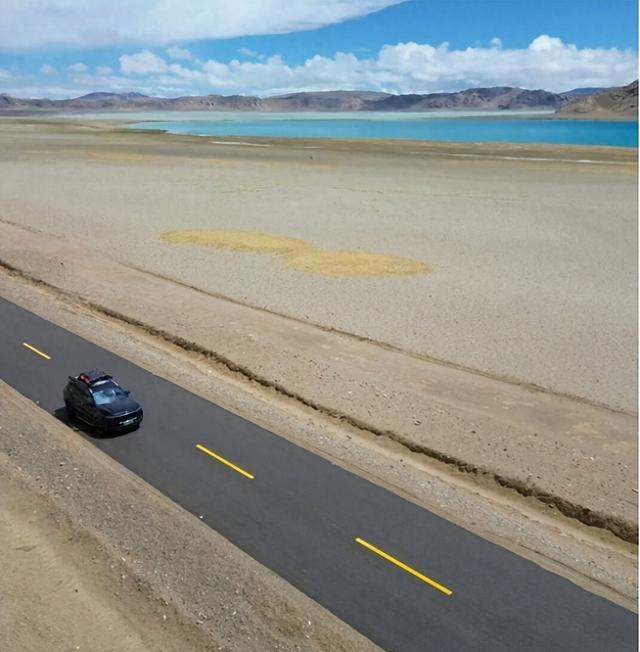 一条公路，800公里无人区：开过去的人，为啥都不想上班了？