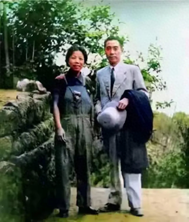 这是周总理和夫人邓颖超的真实合影，都看看吧，这不是演员扮演的