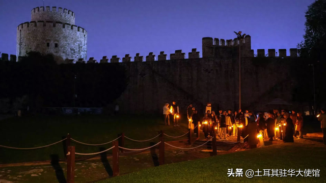 灯笼夜游吸引游客探秘耶迪库勒堡垒的阴森地牢