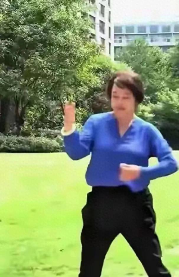 75岁刘晓庆，公园里跳舞，这状态真好，看着最多50岁，越活越年轻