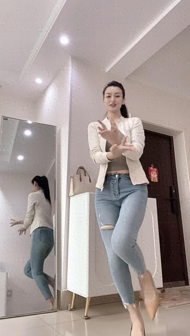 哇，她这大身板，目测身高175，身材比例绝佳，堪称十全十美