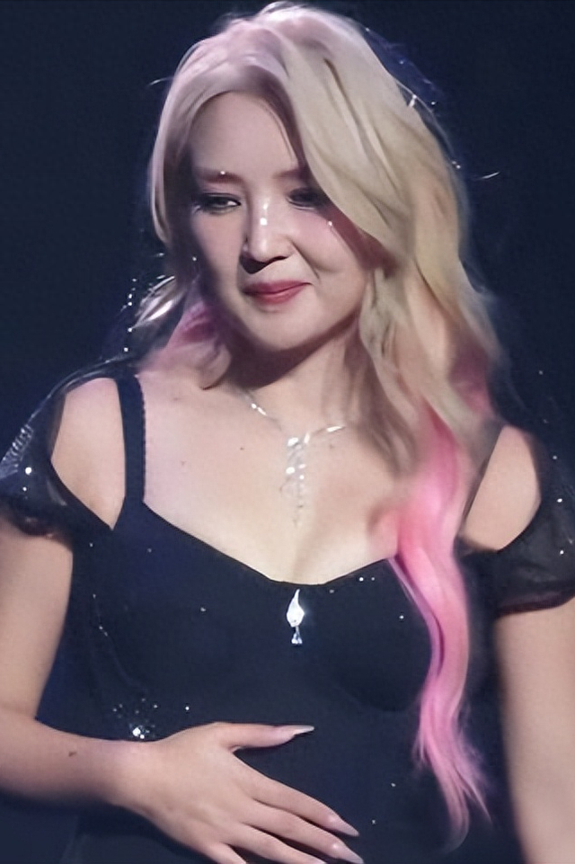 女歌手开演唱会，话筒递给台下却遇冷场，几首唱跳后现场沸腾