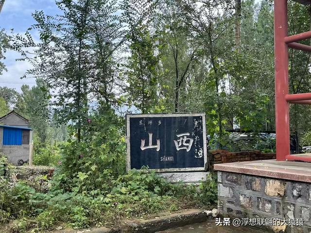 淄川有座小山西边的“山西村”，村里有座借助洞窟修建的“洞庙”
