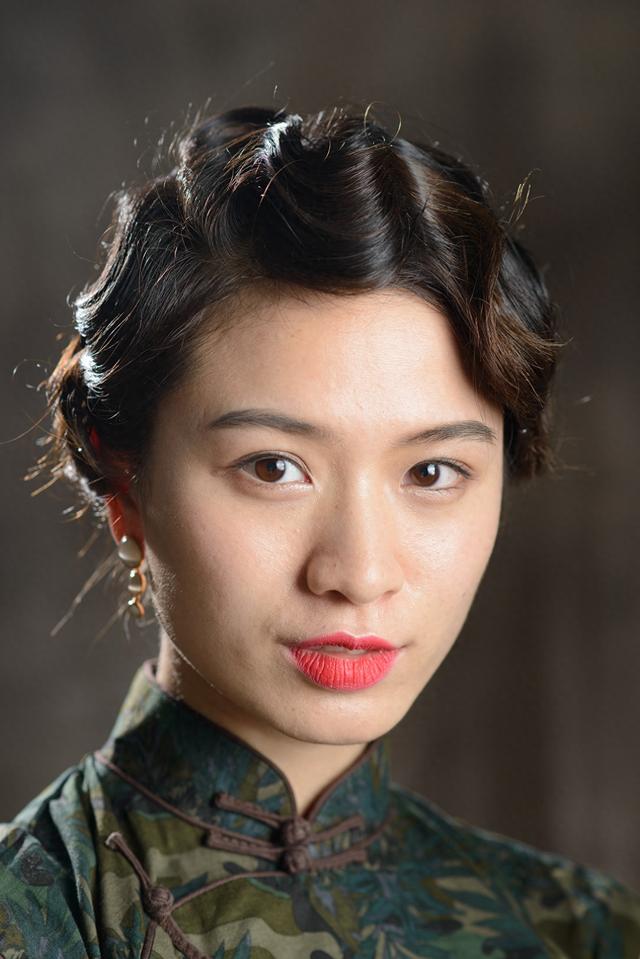 冬季穿旗袍配什么头型（穿旗袍搭配什么发型最美这些经典与时尚选择不容错过）