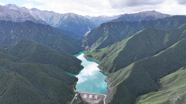 甘肃民乐：祁连山下林海苍翠茂密 湖水翠绿欲滴