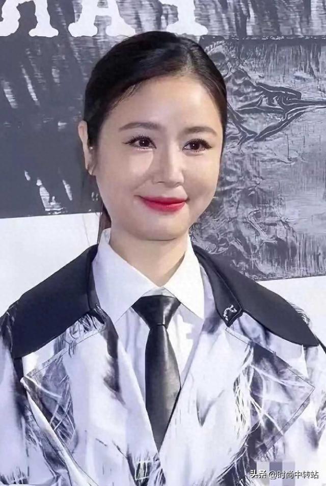 49岁林心如，怎么成这样了？脸部馒化严重，不如自然老去！