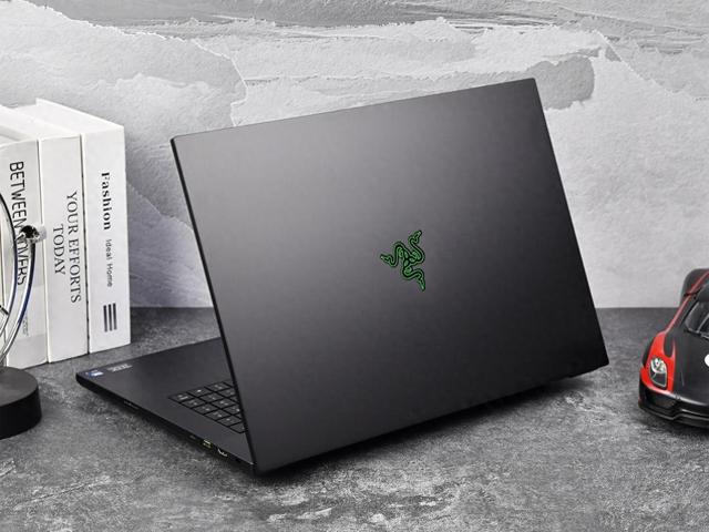 触摸小h游戏下载地址（上手体验雷蛇灵刃18 202518英寸超薄游戏本天花板）