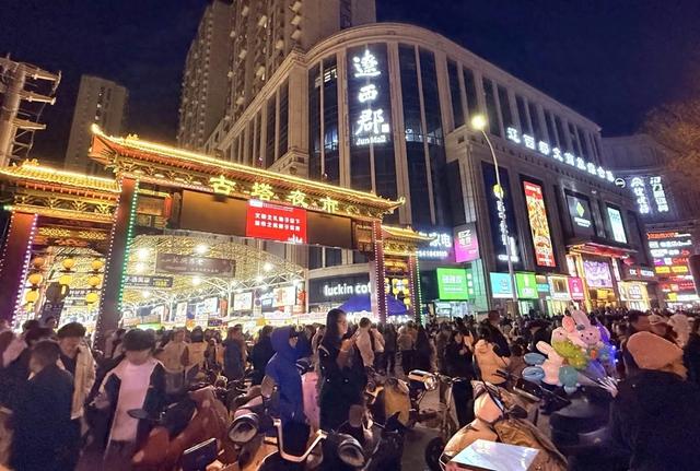 烟火夜市添春意 清明假期文旅消费持续升温