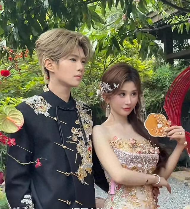 鹿哈官宣和女友订婚！恋爱8年终于修成正果。当众拥吻十分恩爱！