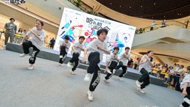 北外滩变身“落日度假岛”，邓紫棋将来虹口足球场开唱了