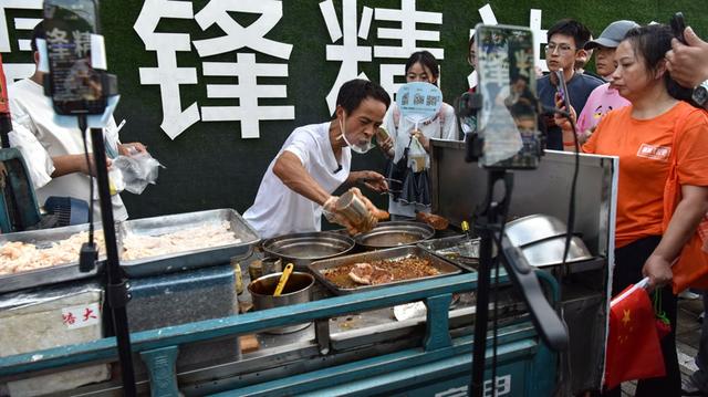 从拉面哥到鸡排哥：素人网红为何总在流量里“窒息”？
