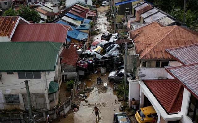 沉默24小时后，中方宣布援菲，受灾人数超百万，马科斯被要求辞职