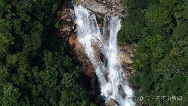 武夷山青龙瀑布：飞瀑流泉送清凉 游客乐享生态之美