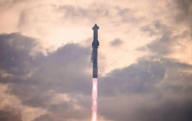 星舰火箭试飞成功！特朗普：要把美国星条旗插上火星