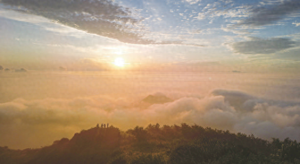 邹平市秋高气爽：云覆青山 霞满天